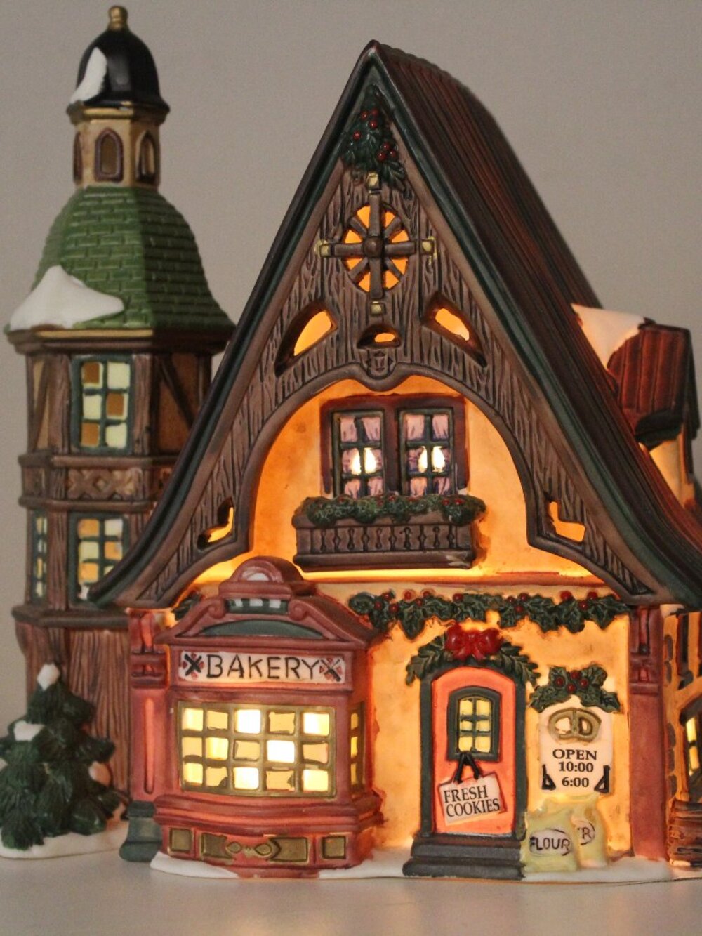 Vintage Heartland Valley Village Christmas Bakery House Light Up Porceain House